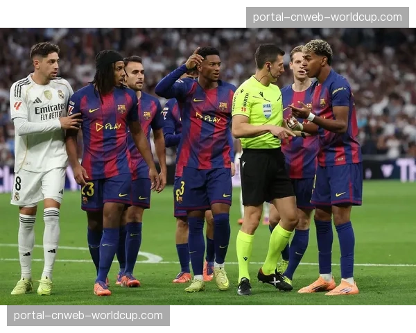 VAR长时间介入判定点球，斯特拉斯堡队长在罚球点前长时间等待